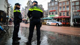 قائد شرطة أمستردام: أحداث العنف بدأت بقيام “مكابي” الصهيوني بإنزال العلم الفلسطيني