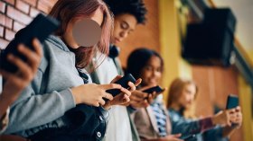 جيل “زد”.. مراهقون وشباب مهووسون بالعالم الافتراضي