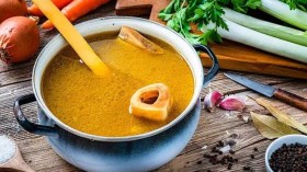 منها مرق العظام.. هذه أفضل الأطعمة الغنية بالكولاجين المهم للبشرة