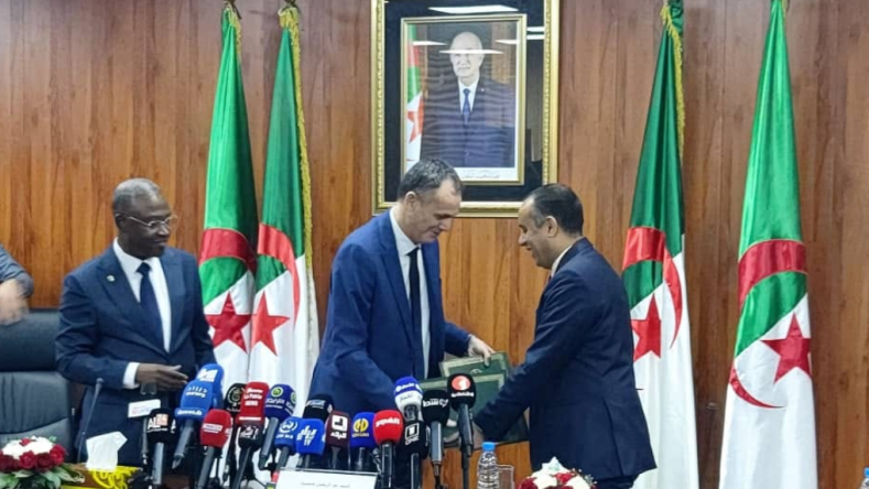 بالصور.. تسليم واستلام المهام بين عبد الرحمان حماد ووليد صادي ومصطفى حيداوي