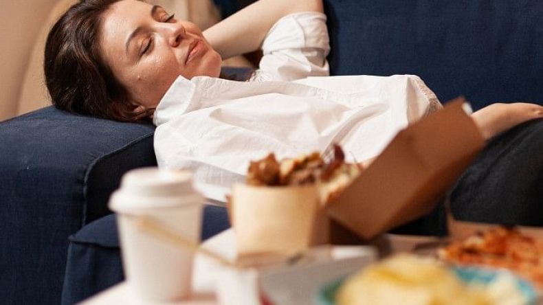 ما الذي يجعلك تشعر بالنعاس بعد تناول الغداء؟