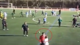 بالفيديو.. والدة لاعب تصفع الحكم خلال الدوري الإسباني!