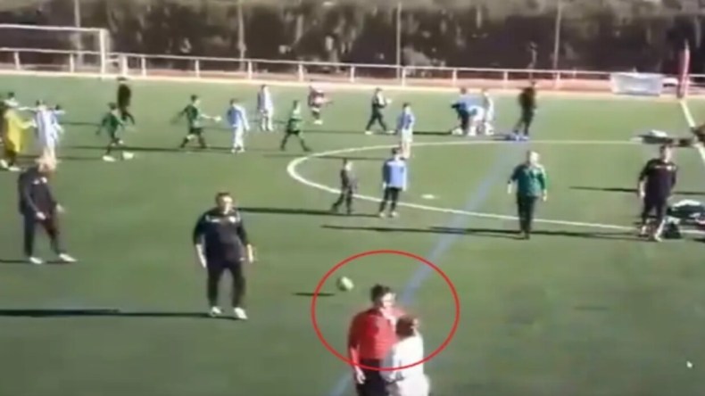 بالفيديو.. والدة لاعب تصفع الحكم خلال الدوري الإسباني!