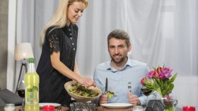 أقصر طريق إلى قلبه معدته.. لمَ يقترن الحب بالأكل عند الرجل؟