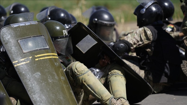 Bolivie: Trois casernes attaquées par un groupe armé, plusieurs militaires pris en otage