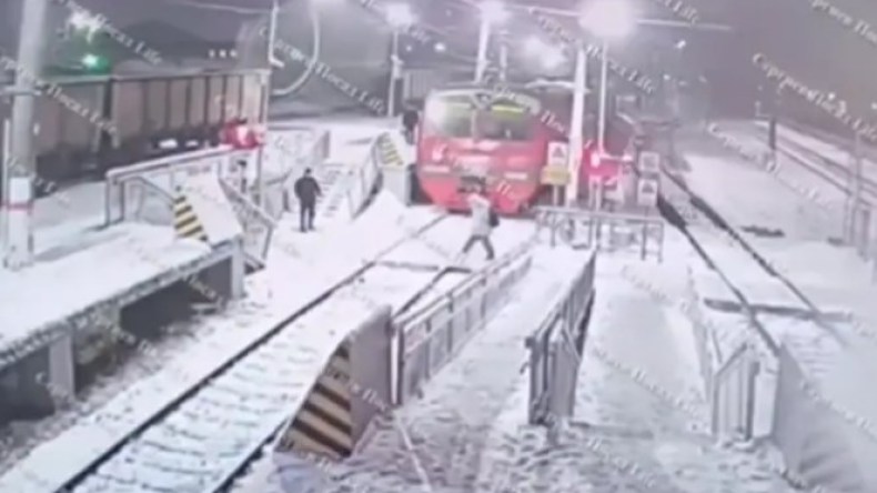  كانت تضع سماعات.. لقطات تحبس الأنفاس لقطار يدهس فتاة بموسكو!