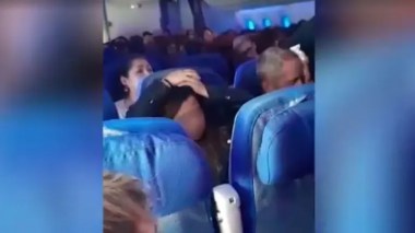 Une passagère brûlée par son thé réclame 5 millions $ à cette compagnie arabe