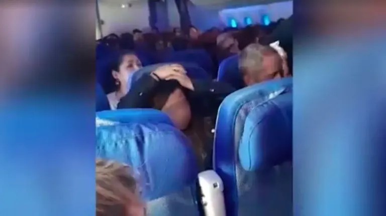 Une passagère brûlée par son thé réclame 5 millions $ à cette compagnie arabe