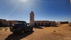 شاب من بشار يعثر على قرية مهجورة بعمق الصحراء