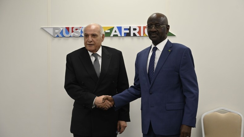 عطاف يُجري محادثات ثنائية مع مجموعة من نظرائه الأفارقة