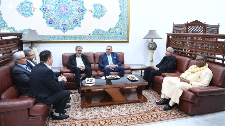 وفد من مجلس الشورى الإيراني يحل بالجزائر