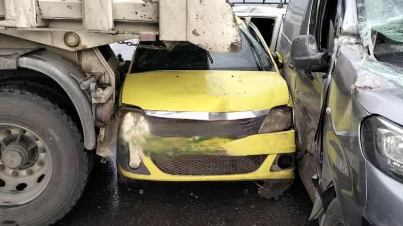 حادث تصادم تسلسلي بين شاحنتين و12 سيارة بالبويرة