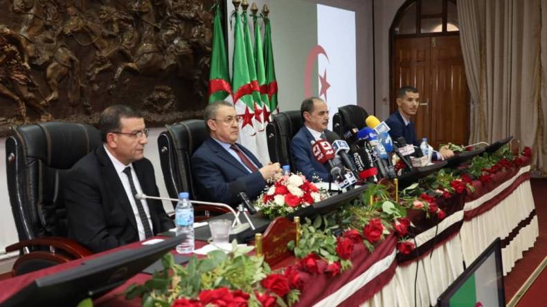 وزير الداخلية ينصب الوالي الجديد لولاية خنشلة