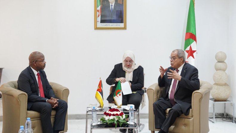 الجزائر مستعدة لتكوين كوادر الموزمبيق في مجال الصناعة الصيدلانية