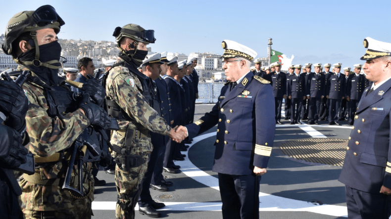 بالصور.. قائد القوات البحرية يشرف على مراسم تفتيش الغراب متعدد المهام “الفاتح”