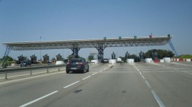 تأجيل عملية تحويل حركة المرور بالطريق السيار شرق-غرب إلى محطتي الدفع