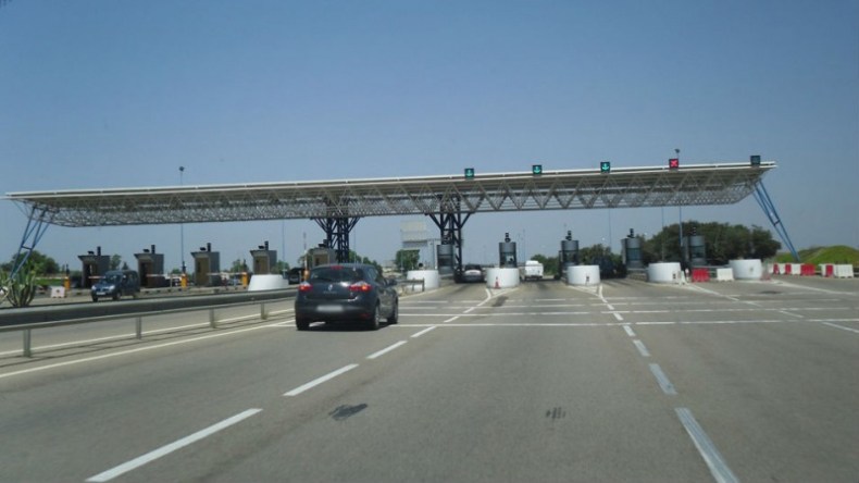 تأجيل عملية تحويل حركة المرور بالطريق السيار شرق-غرب إلى محطتي الدفع