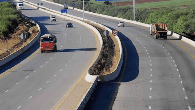 دفع رسوم استعمال الطريق السيار شرق-غرب.. الوزارة توضح