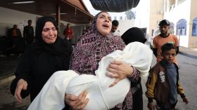 مسؤول أممي.. غزَّة باتت مقبرة للأطفال وجيل كامل مهدَّد بـ “الضَّياع”