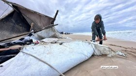 اللاجئون في غزة في العراء بعد أن جرفت مياه البحر خيامهم