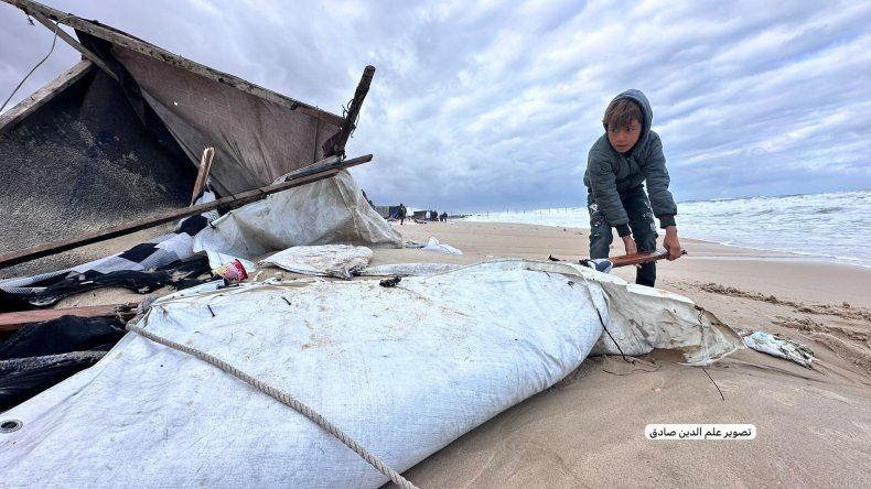 اللاجئون في غزة في العراء بعد أن جرفت مياه البحر خيامهم
