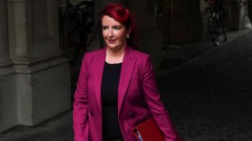 بسبب “هاتف” مسروق.. استقالة وزيرة النقل البريطانية