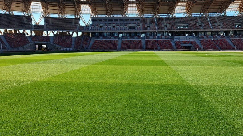 استلام ثالث ميدان معشوشب طبيعيا قريبا