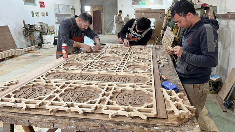 شباب يبدعون في النحت العربي الإسلامي على الخشب