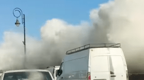 أمواج عالية تجرف السيارات في باب الواد (فيديو)