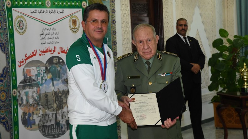 الفريق أول شنڨريحة يترأس حفل تكريم أعضاء الوفد الرياضي العسكري