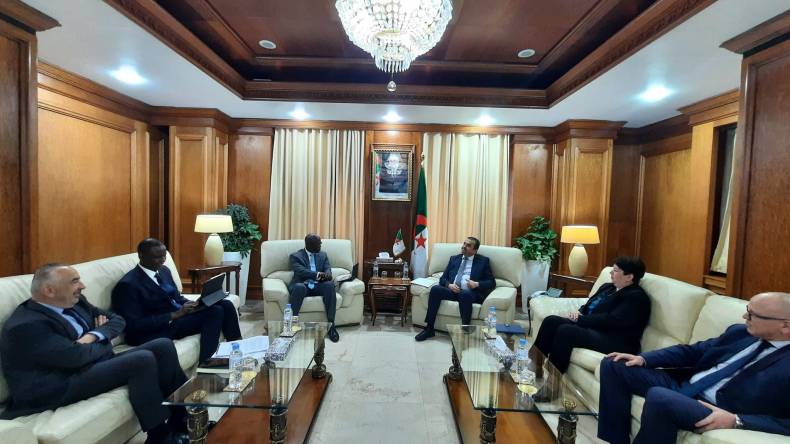 عرقاب يستقبل وفدًا من البنك الدولي لتعزيز التعاون في هذه المجالات