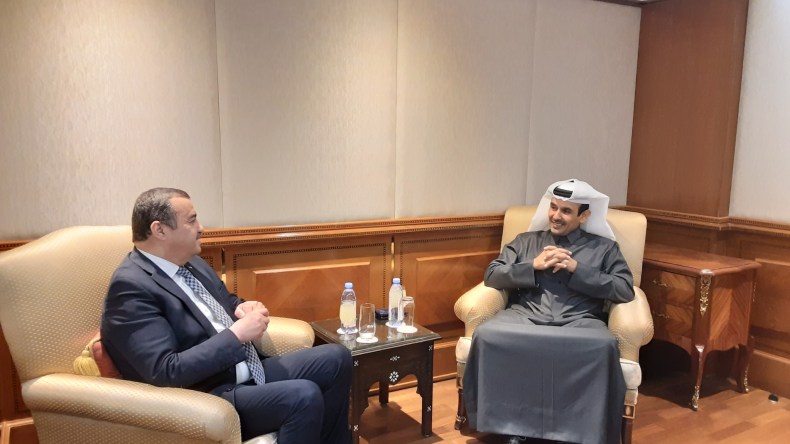 عرقاب يتحادث مع نظيره القطري في إطار اجتماع مجلس وزراء “أوابك”