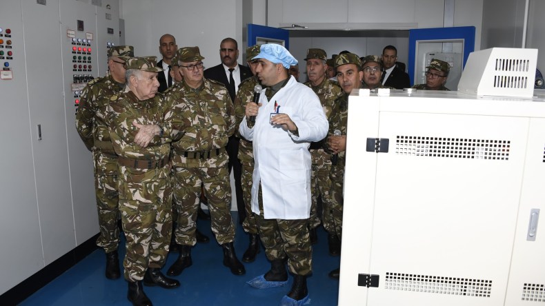 الفريق أول شنڨريحة في زيارة عمل وتفتيش إلى الناحية العسكرية الأولى