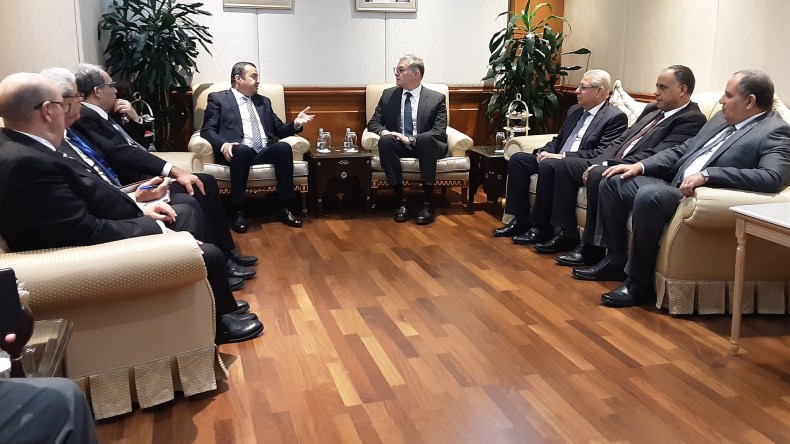 عرقاب يتحادث مع وزيري الطاقة المصري والليبي