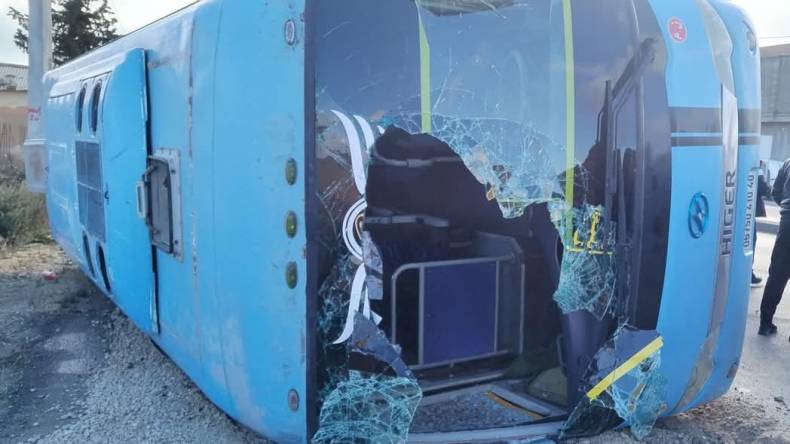 إصابة 11 شخص في حادث انقلاب حافلة بخنشلة 