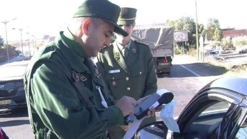 أجهزة دفع إلكترونية لتسهيل تسوية المخالفات المرورية في عين المكان