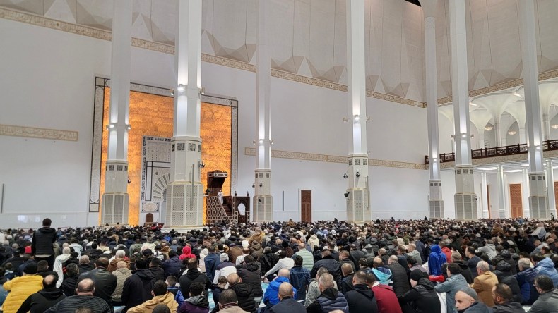 أكثر من 23 ألف مصلّ يؤدون صلاة الجمعة في جامع الجزائر