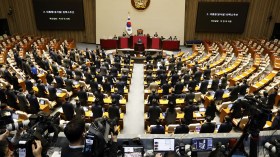 البرلمان الكوري الجنوبي يعزل الرئيس بعد محاولته فرض الأحكام العرفية