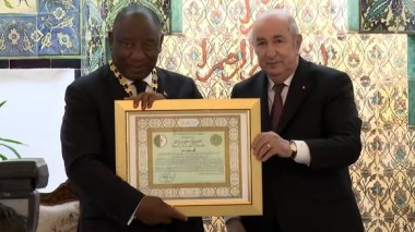 Le Président de la République décore son homologue d’Afrique du Sud, de la médaille de l’Ordre du mérite national “Athir”