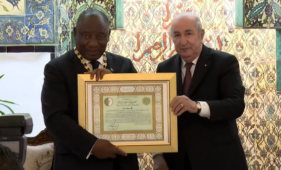 Le Président de la République décore son homologue d’Afrique du Sud, de la médaille de l’Ordre du mérite national “Athir”