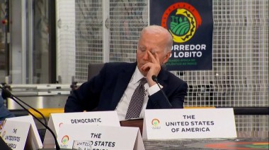 (Vidéo) Joe Biden s’endort durant un sommet historique avec des dirigeants africains