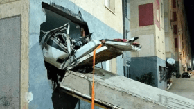 بالصور.. اصطدام شاحنة بعمارة في حي الصفصاف بمفتاح