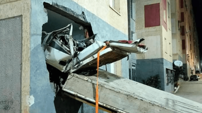 بالصور.. اصطدام شاحنة بعمارة في حي الصفصاف بمفتاح