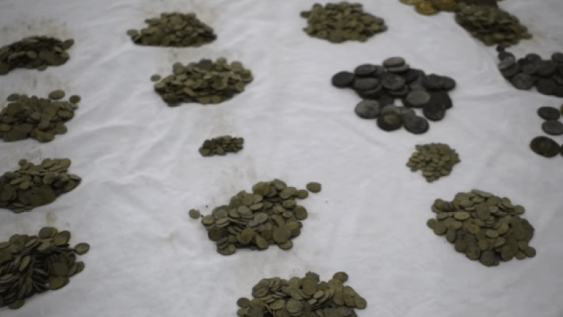 بالفيديو.. الـ “BRI” تضبط كمية كبيرة من القطع النقدية الأثرية بتبسة