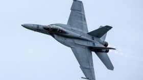 جماعة الحوثيين تعلن إسقاط طائرة “إف 18” أثناء هجوم أمريكي بريطاني على اليمن