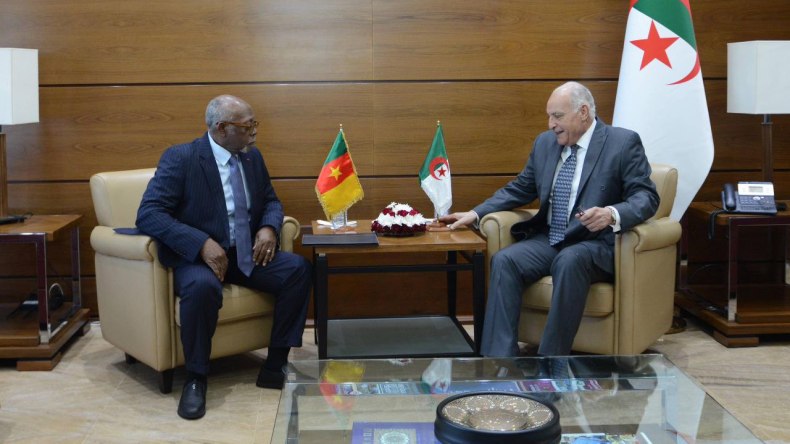 بالفيديو.. عطاف يستقبل نظيره الكاميروني