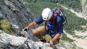 مغامرون يصرون على تسلق الجبال والتخييم رغم المخاطر!