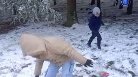 هكذا استمتع أطفال منطقة مقرس بالثلوج الأولى هذا الشتاء