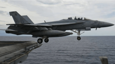 Un avion militaire US abattu “par erreur” en mer Rouge