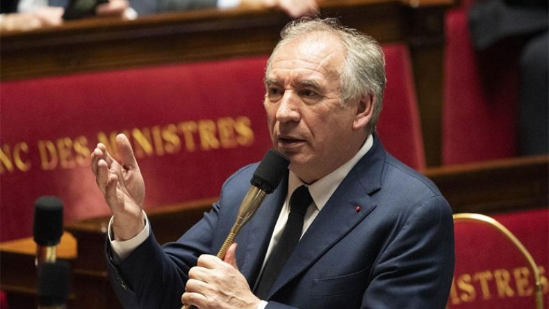 عودة وجوه قديمة في حكومة بايرو تهدد مصالح الجالية الجزائرية